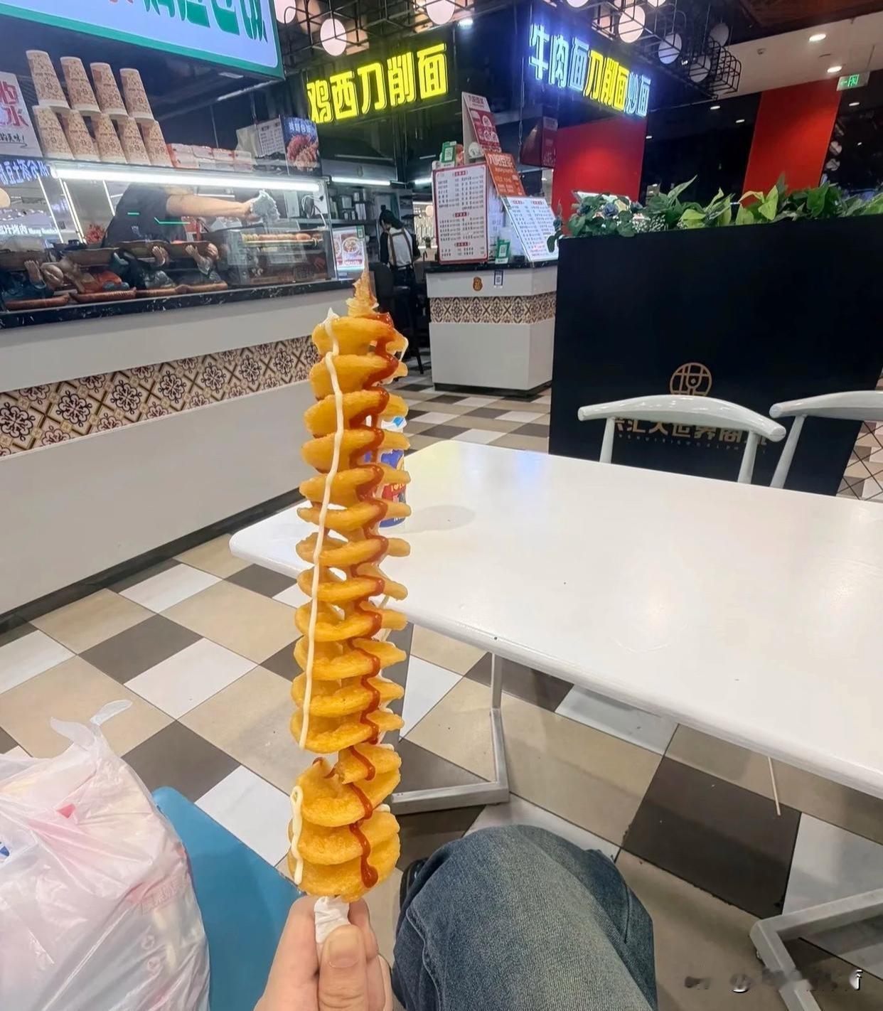 向日葵成熟后，就不再追着太阳跑了。
你观察过吗？
幼苗期的向日葵，茎秆会带着花盘