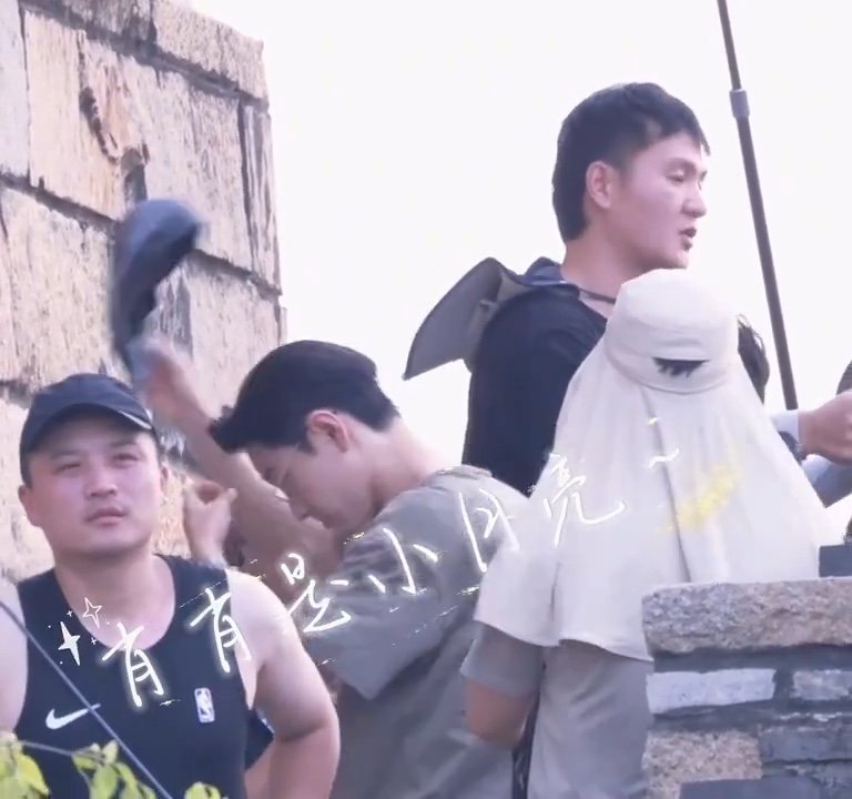 肖战脱了一件里面还有一件 别人脱衣是福利，肖战脱衣是“套娃”？虽然没看到想看的，