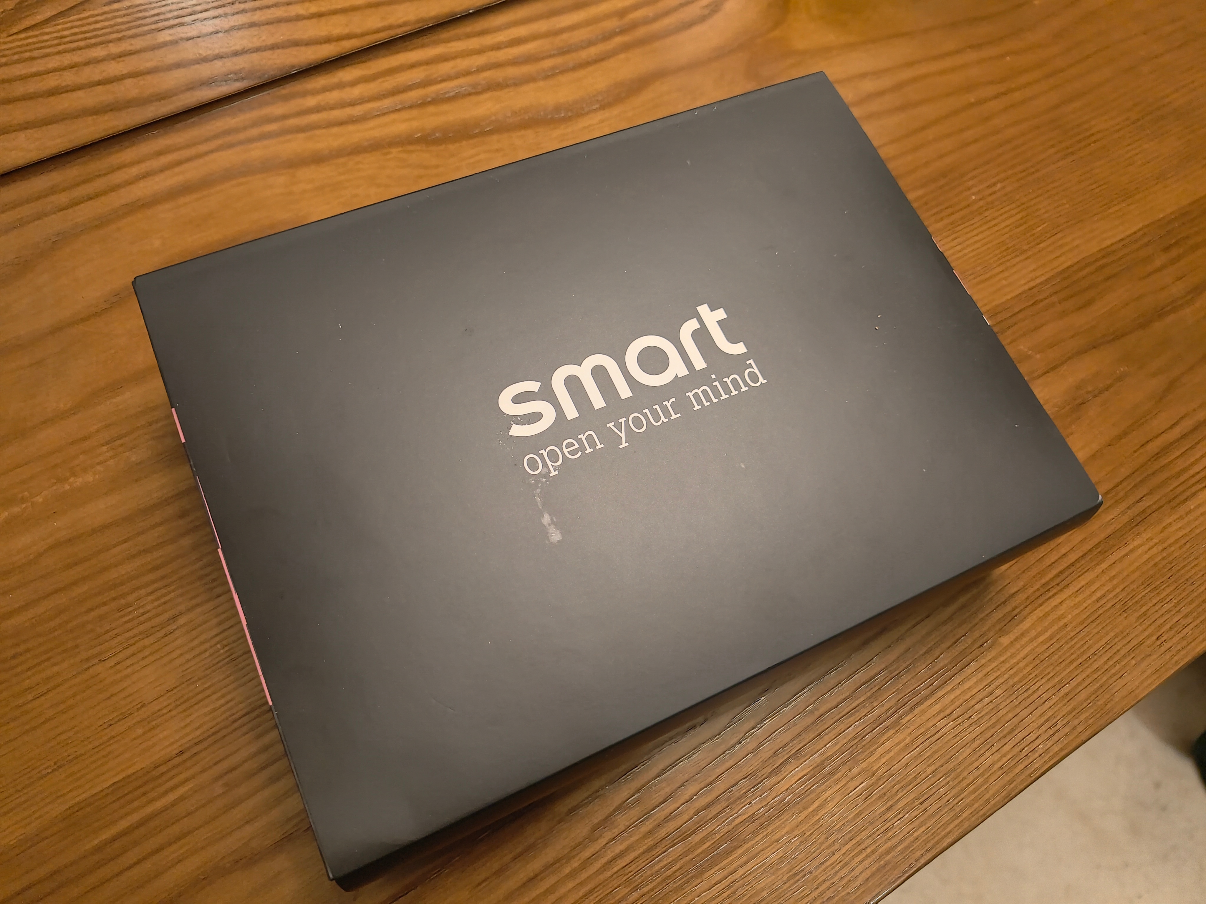 评论哈，后天抽一位朋友送smart 新年台历我瞧瞧看了一眼，很有质感  抽奖详情