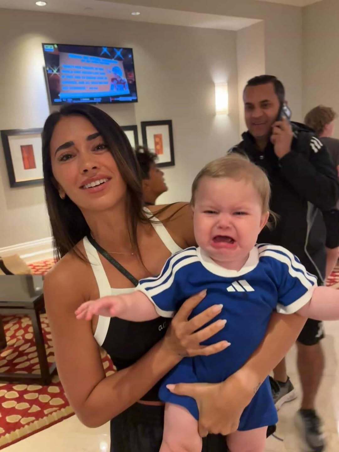 安妞和她最小的小粉丝在一起🥹❤️简直太可爱啦🫶🏻PS：这张照片是最近在奥兰