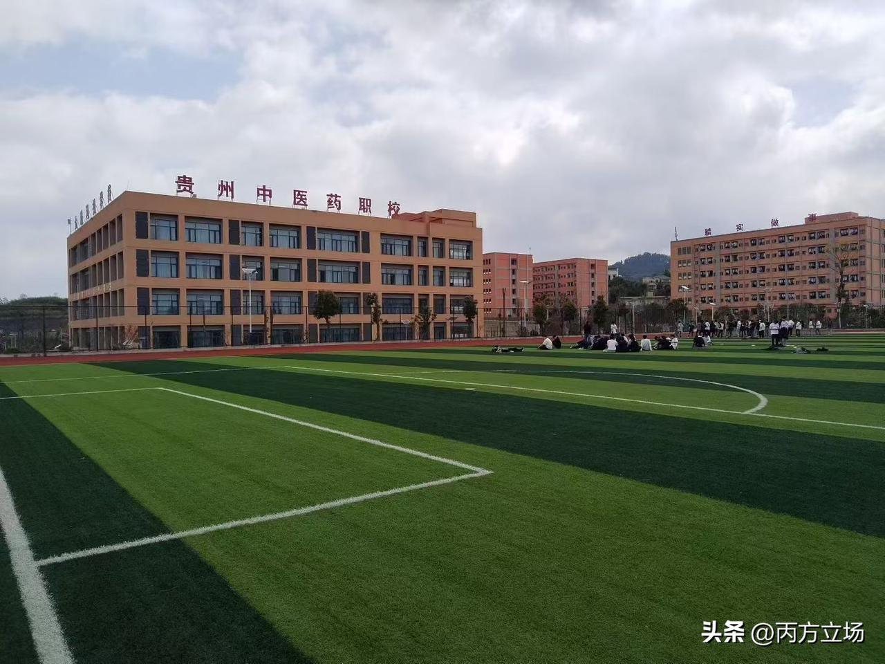 其实职校也是一个很好的人生选择，在专业赛道上深耕，在技能课堂上成长。学门技能可以