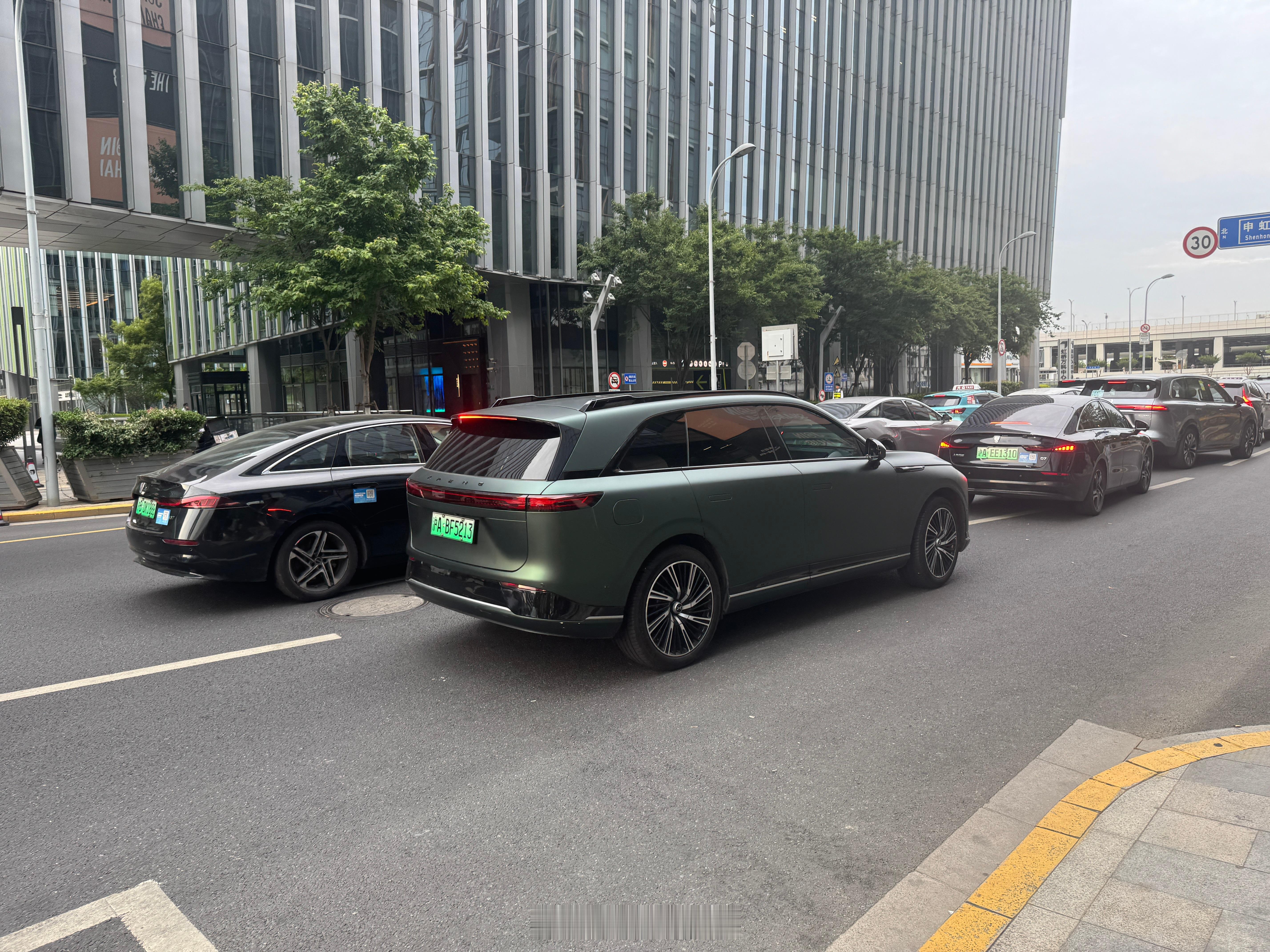 谁家的小鹏 G9 纪念版，开出来溜街了？当年花 45 万买 G9，表面看是有点贵