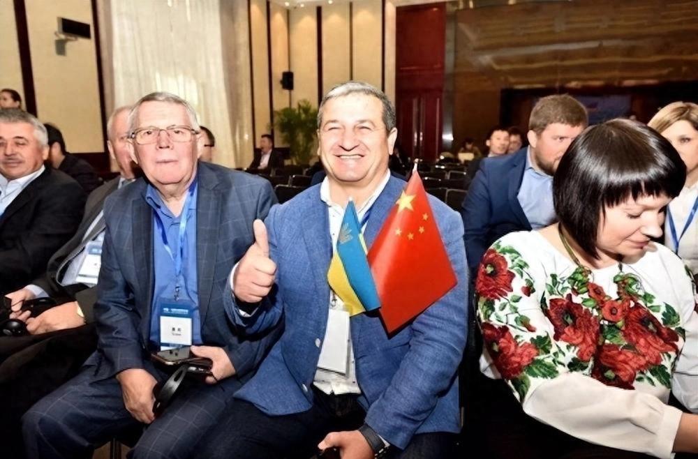 一群乌克兰顶尖工程师在中国镜头前落泪，他们说：这不是悲伤，是感谢。

一群头发花