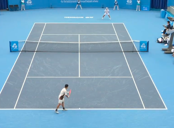 2025网球男单决赛，吴易昺6-0、1-6、6-4战胜商竣程，摘得金牌。
