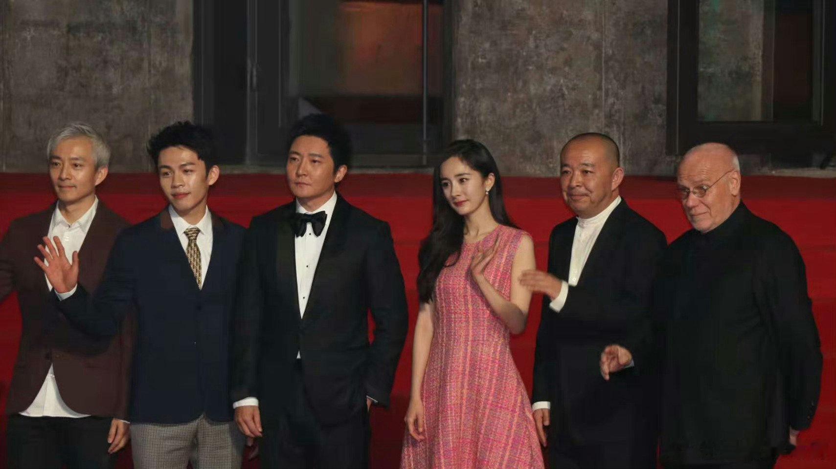 #杨幂[超话]##杨幂哈尔滨1944##电影没有一顿火锅解决不了的事[超话]# 