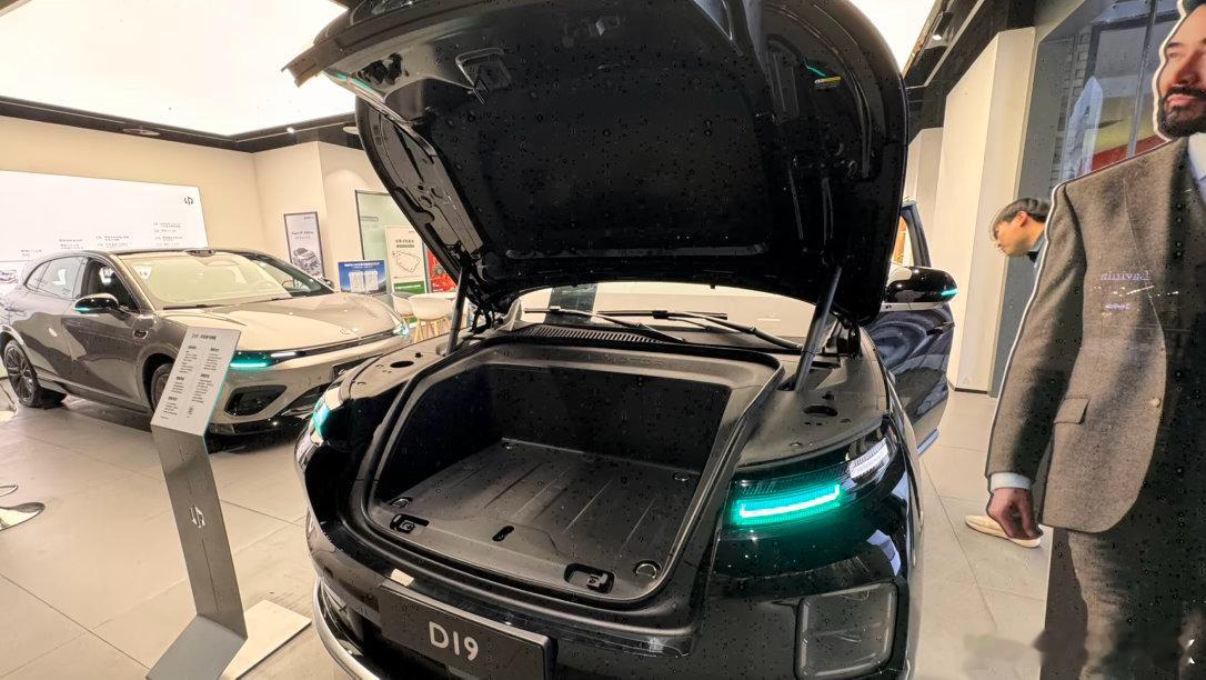 这零跑D19真的比想像中大很多…前面还有电动的前备箱增程电池甚至是80度…纯电1