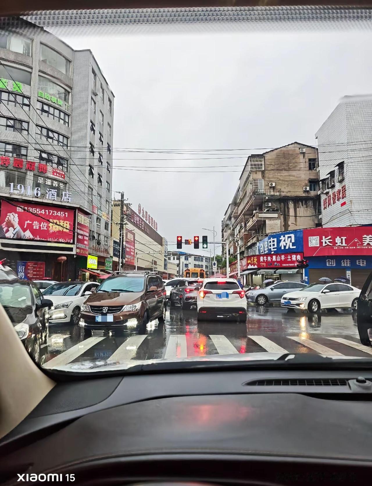 二分钟的路程堵了二十分钟。下雨天文案 街头实时路况 八零后的歌单 老歌越听越上头