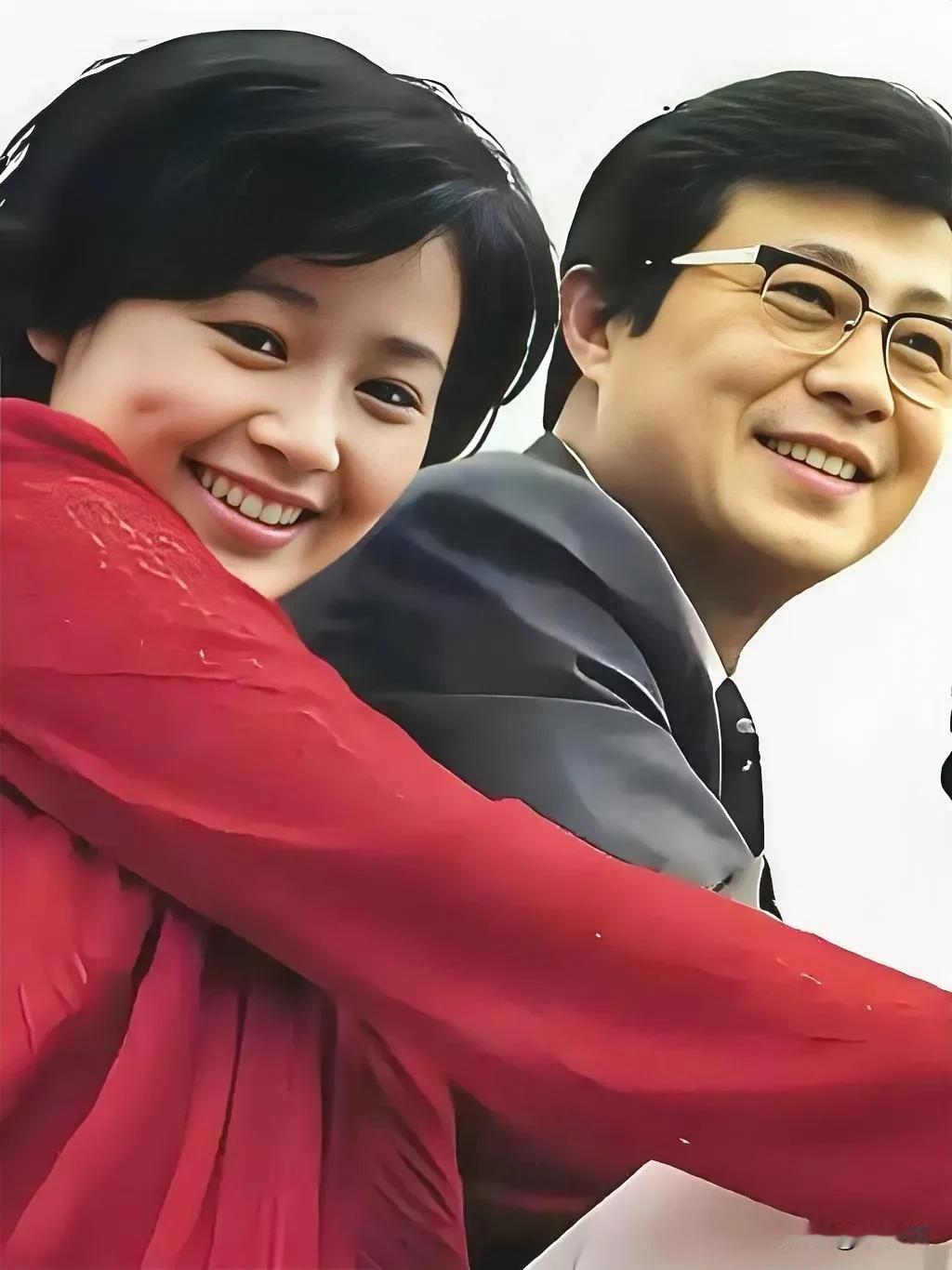 王心刚、张瑜早年的合影，王心刚那叫一个精神，不愧是当时的大帅哥。他不仅外形英俊，