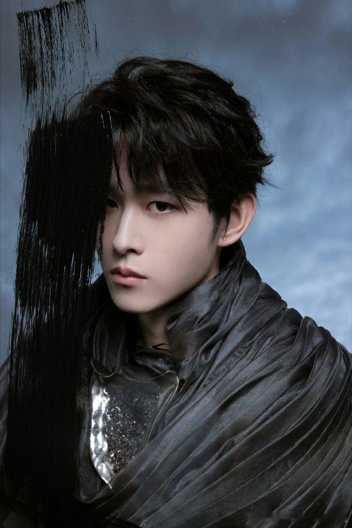 #田嘉瑞手上拿的是宫远徵的小海螺##田嘉瑞GQ出图梦回宫远徵# 田嘉瑞解锁高定的