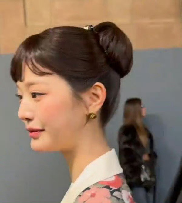 张元英的侧脸看着有点奇怪，这侧脸看着还以为整了呢 ​​​
