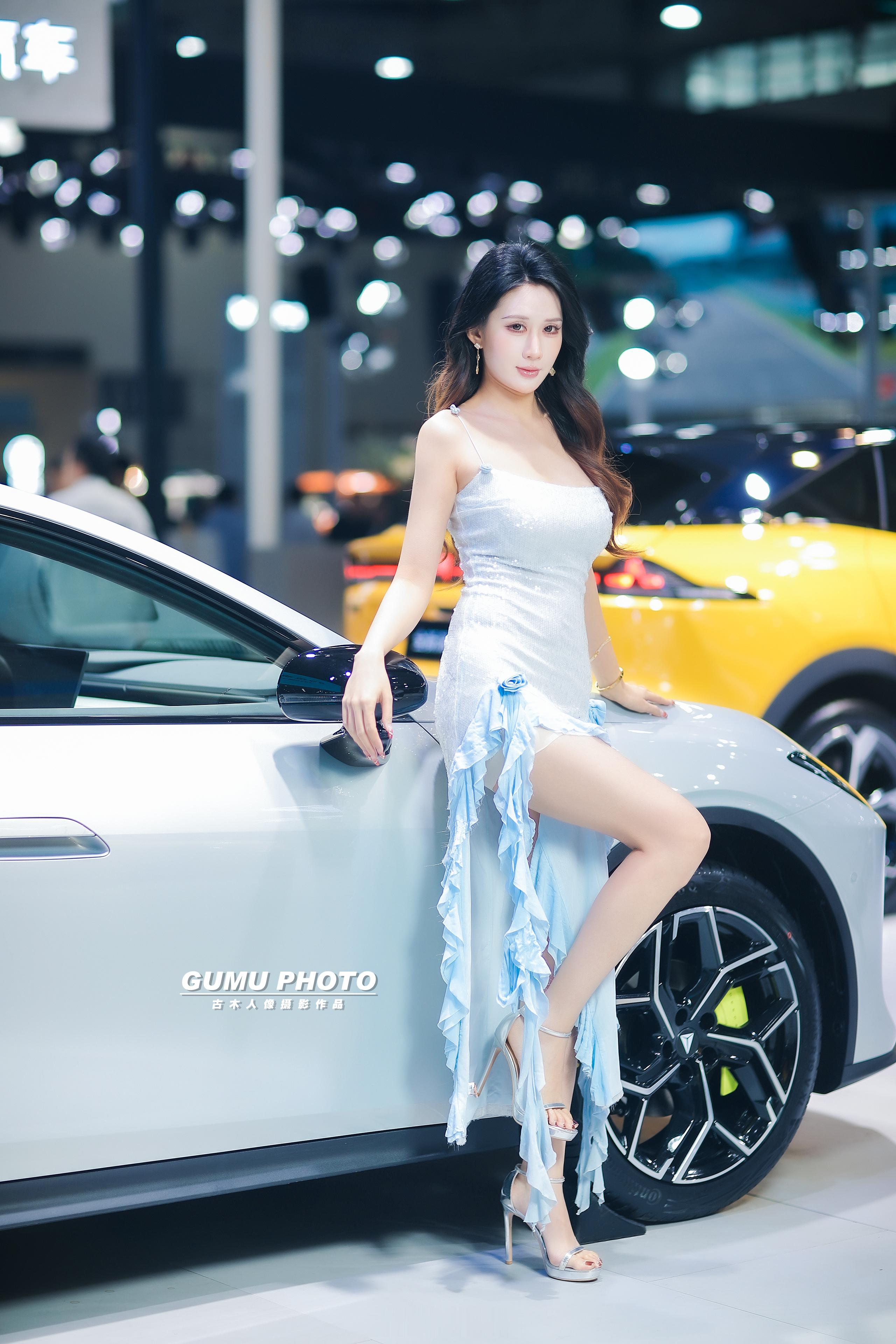 2025贵阳汽车文化节深蓝展台模特小姐姐。               