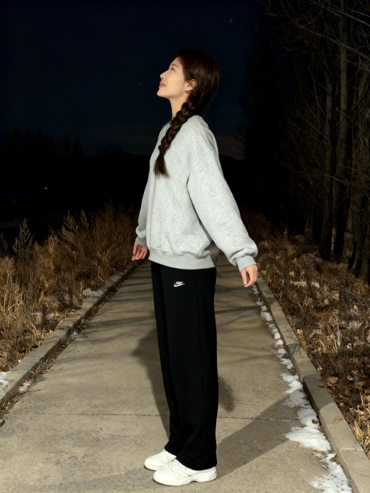 灰衫曳作云边絮，辫影垂如月下丝。
鞋白轻沾霜半缕，风来吹落满身诗。