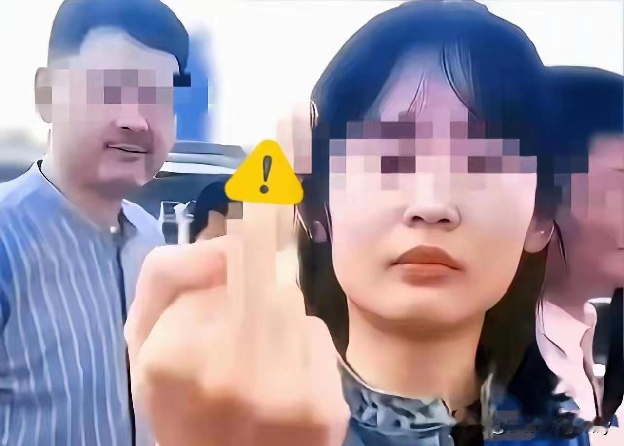 一个香港本地女子，对着大陆游客劈头盖脸一顿骂，还竖中指，脸都扭曲了。可人家游客呢