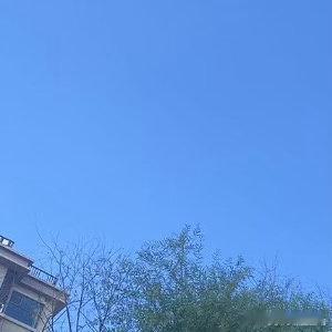 蓝蓝的天空，不冷不热的天气太美了，空气好清晰，心情美极了