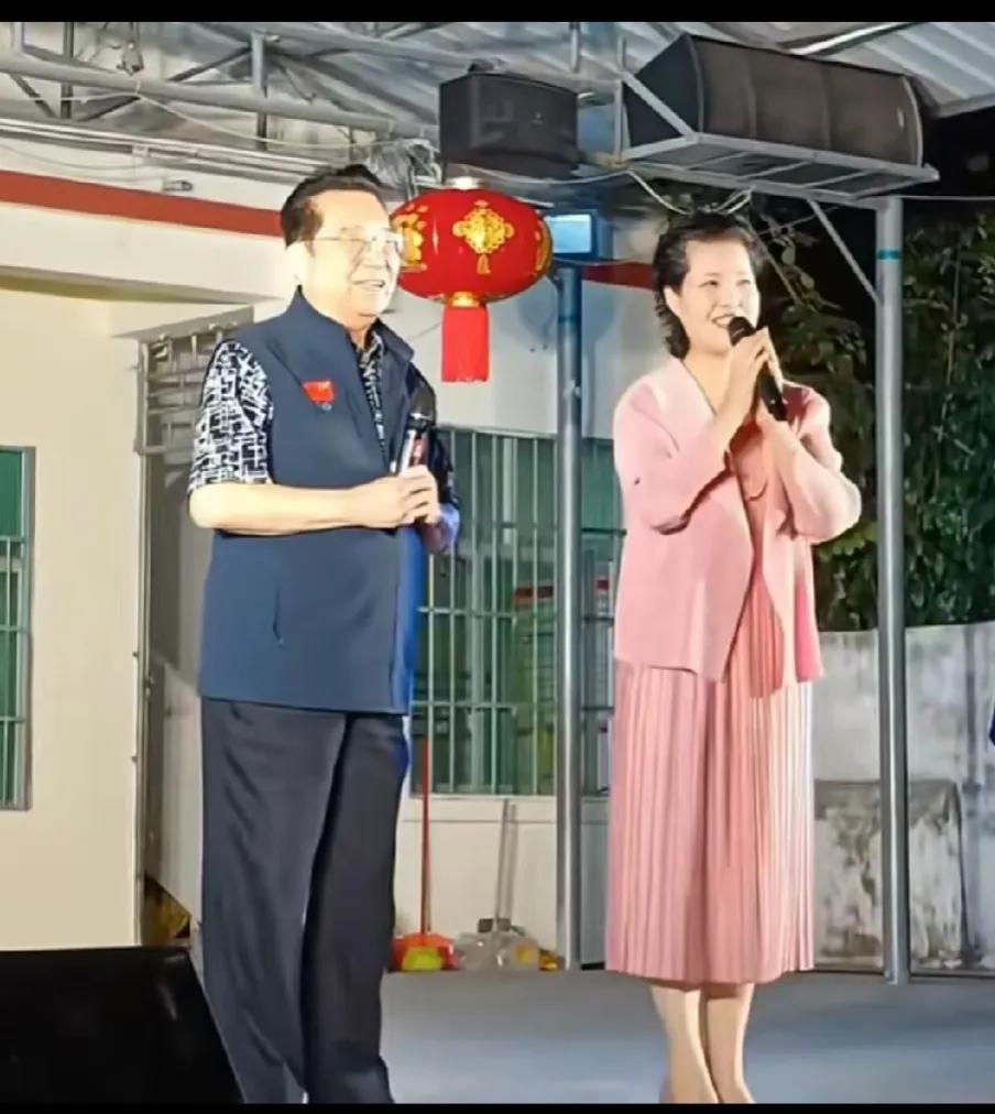 老艺术家李双江和夫人梦鸽在台上的表演，依然老当益壮风采依旧。梦鸽一路陪伴丈夫李双