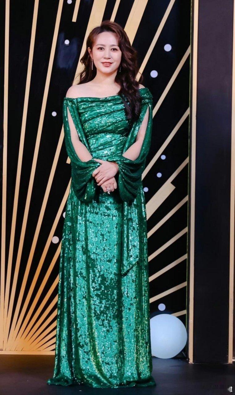 马丽笑容含糖量过高谁能抵得住马丽的笑容啊！一口大白牙笑起来眉眼弯弯，甜滋滋的氛围