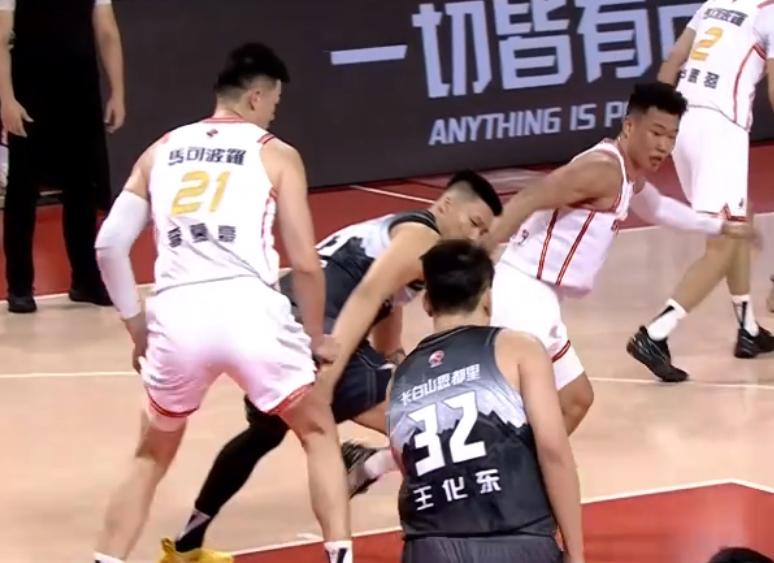 本土双核发挥，王浩然、贺希宁各砍20+，深圳男篮客场大胜吉林豪取七连胜暂时冲到排