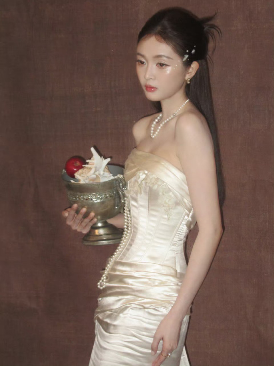 被吴宣仪自己编辑掉的图片，这造型真是一言难尽啊！你们觉得好看吗？尖叫之夜红毯吴宣