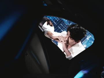 杨洋再解两颗扣子杨洋深V白西服 行车路透里杨洋一身白西服氛围感拉满，浅深V设计弱