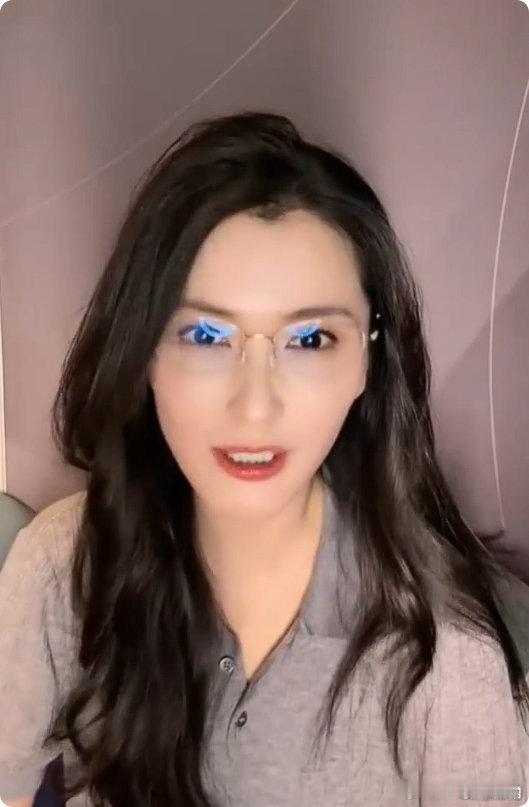 徐洁儿说李小冉更自信了 两位姐姐氛围感直接拉满，徐洁儿由衷感慨李小冉气质蜕变，舞