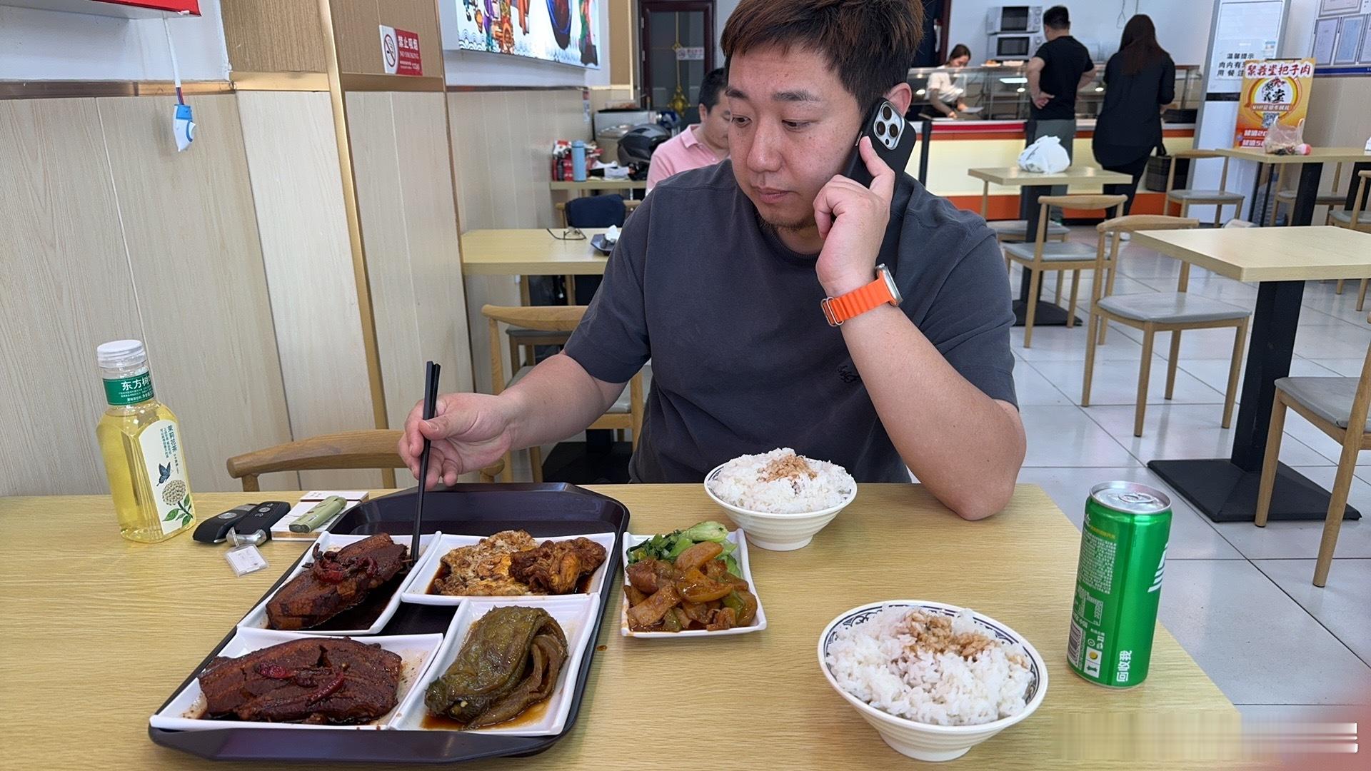 越完野跟发小儿儿饿的不行了 把子肉搓一顿[馋嘴] ​​​