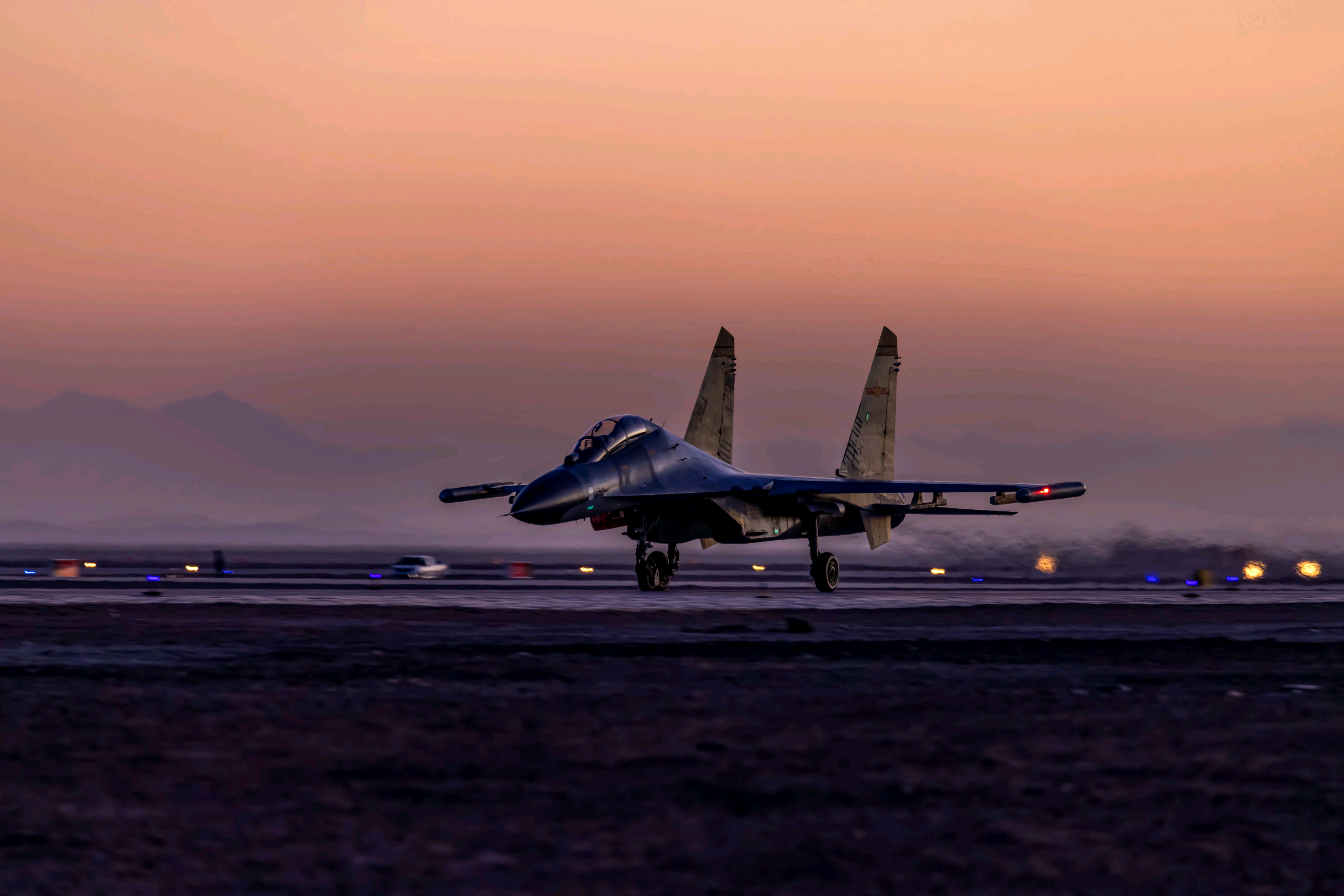 嚯，南部老侧卫雄狮旅苏-27UBK好图烽火问鼎计划制胜空天