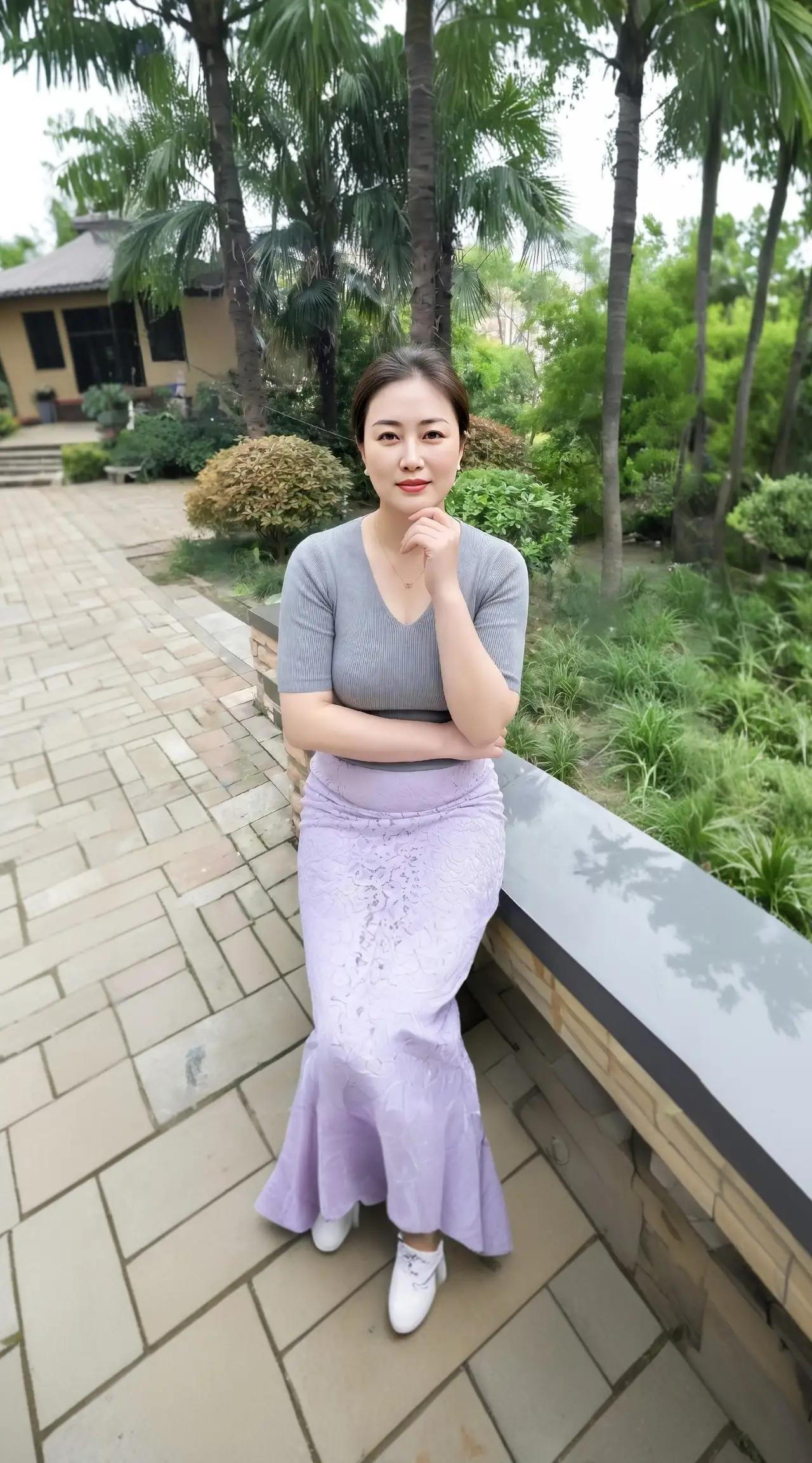 这姑娘坐在花园里，好悠闲哦。你心中的美女啥模样 美少女美景分享 为什么成熟的女人