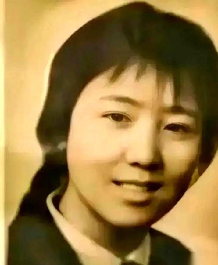 1972年新婚之夜，泥瓦匠张复生看着身边的美貌妻子，手里的红盖头抖了一下。
这个