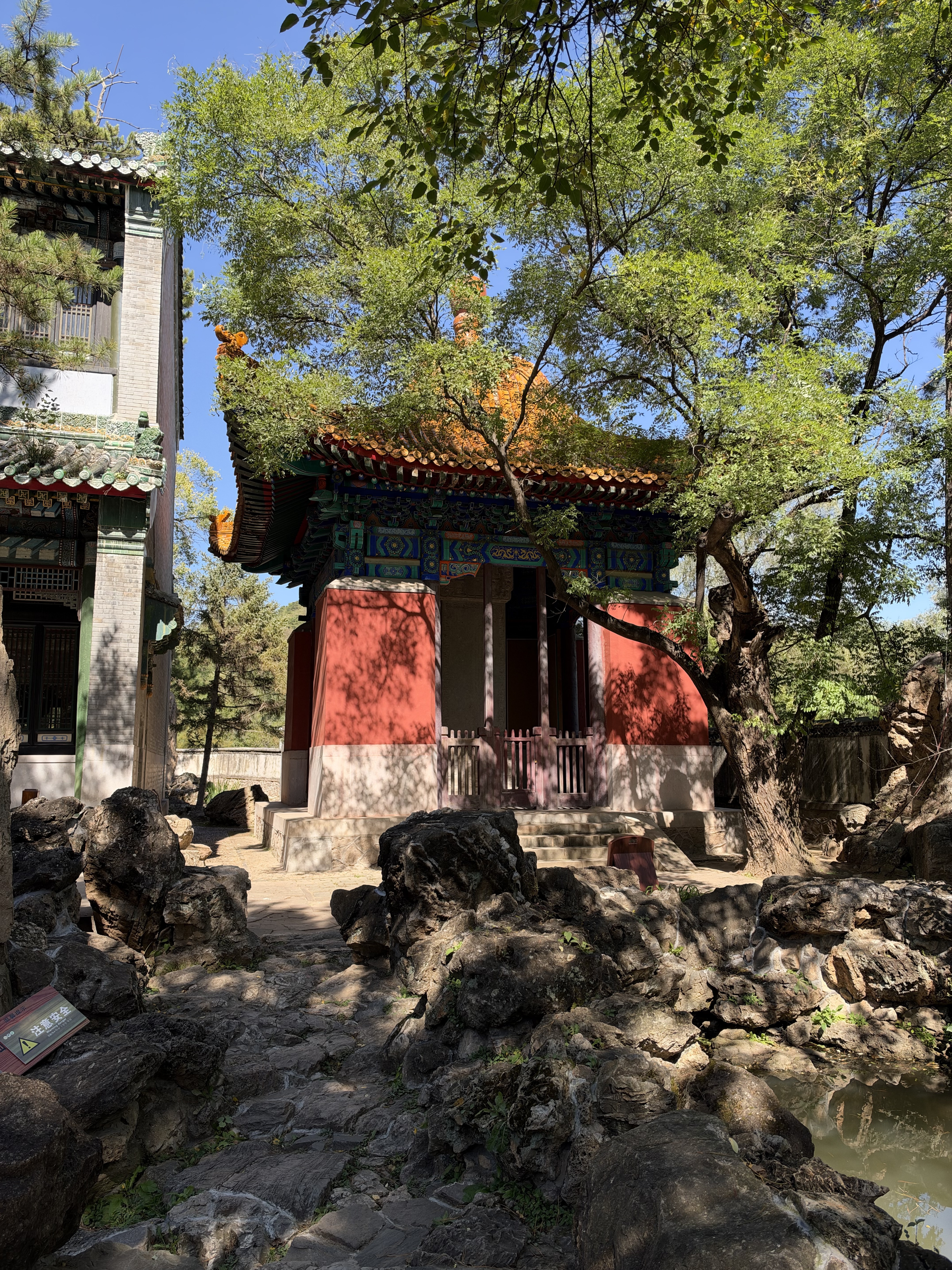 可以确认 S27 Ultra 的照片色彩风格就是故意向 iPhone 靠拢，暖色