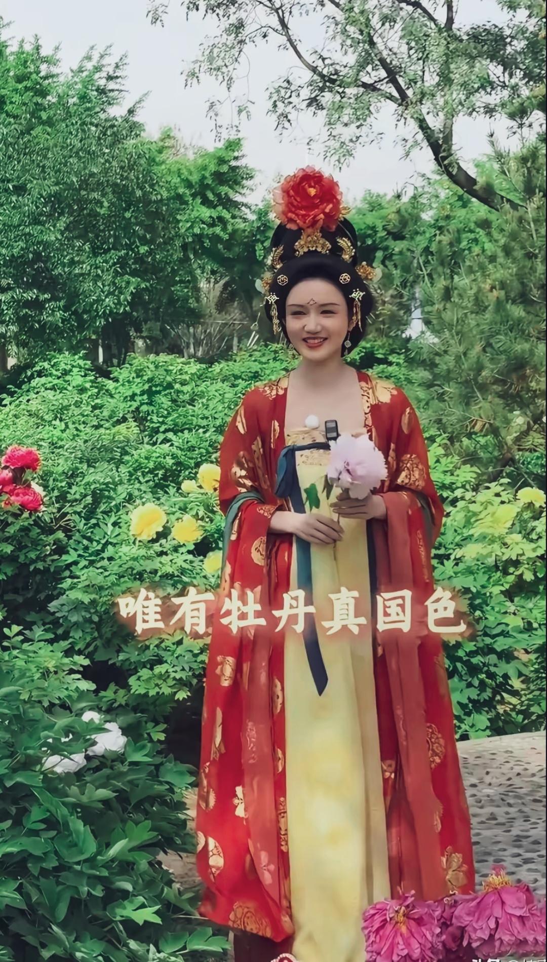 雍容华贵的妆造，也只有龙洋能驾驭的了！比林芳兵饰演的杨贵妃还好看！