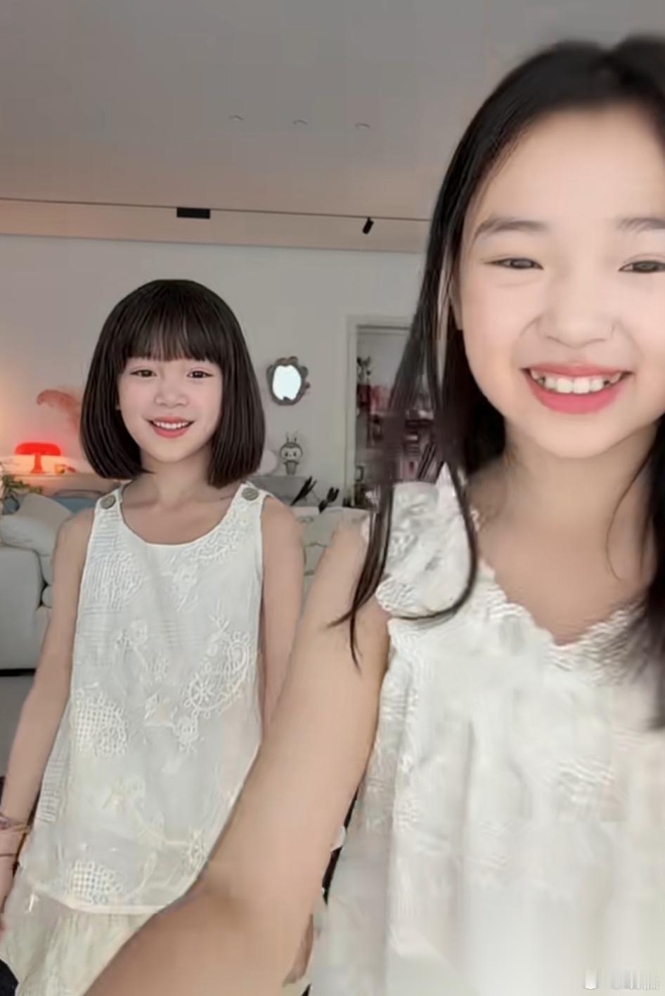 说实话，对比同框的小沐言和小酒窝，直观感觉小沐言的长相精致亮眼，颜值看着高出不少