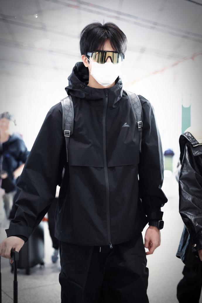 机场就是宋威龙的秀场宋威龙护目镜冲锋衣酷感look 机场就是宋威龙的秀场，宋威龙