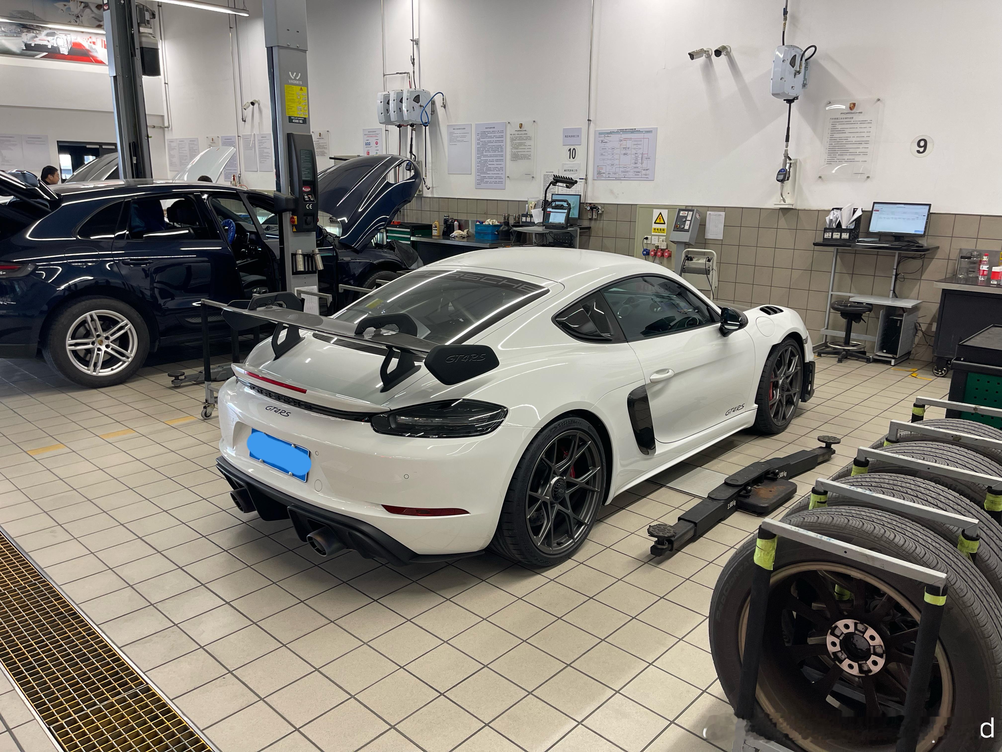 GT4RS首保，放油静置了很久，加了大约4.6升新机油，换下来的空调滤还挺干净的