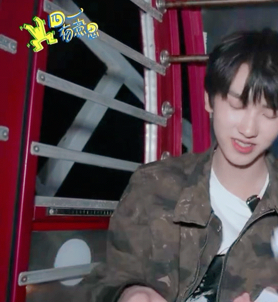 左奇函 脸色左奇函 脸色很好啊。。游戏玩的很开心一直面带微笑