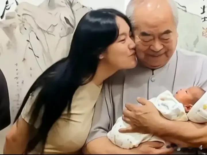 世界总是那么多彩多姿，87岁的画家范曾喜得贵子[赞]哈哈哈，不仅画画好，而且身体