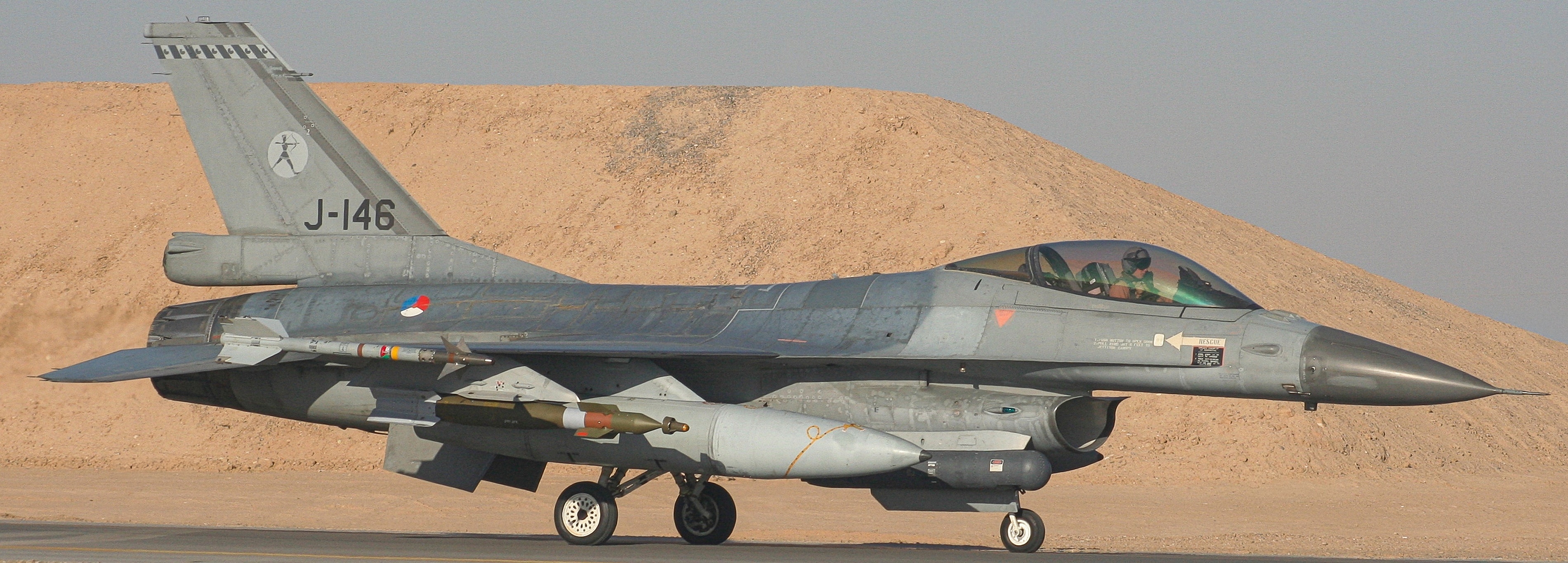 高分辨率图像 2007年在阿富汗的荷兰F16，挂载激光制导炸弹 