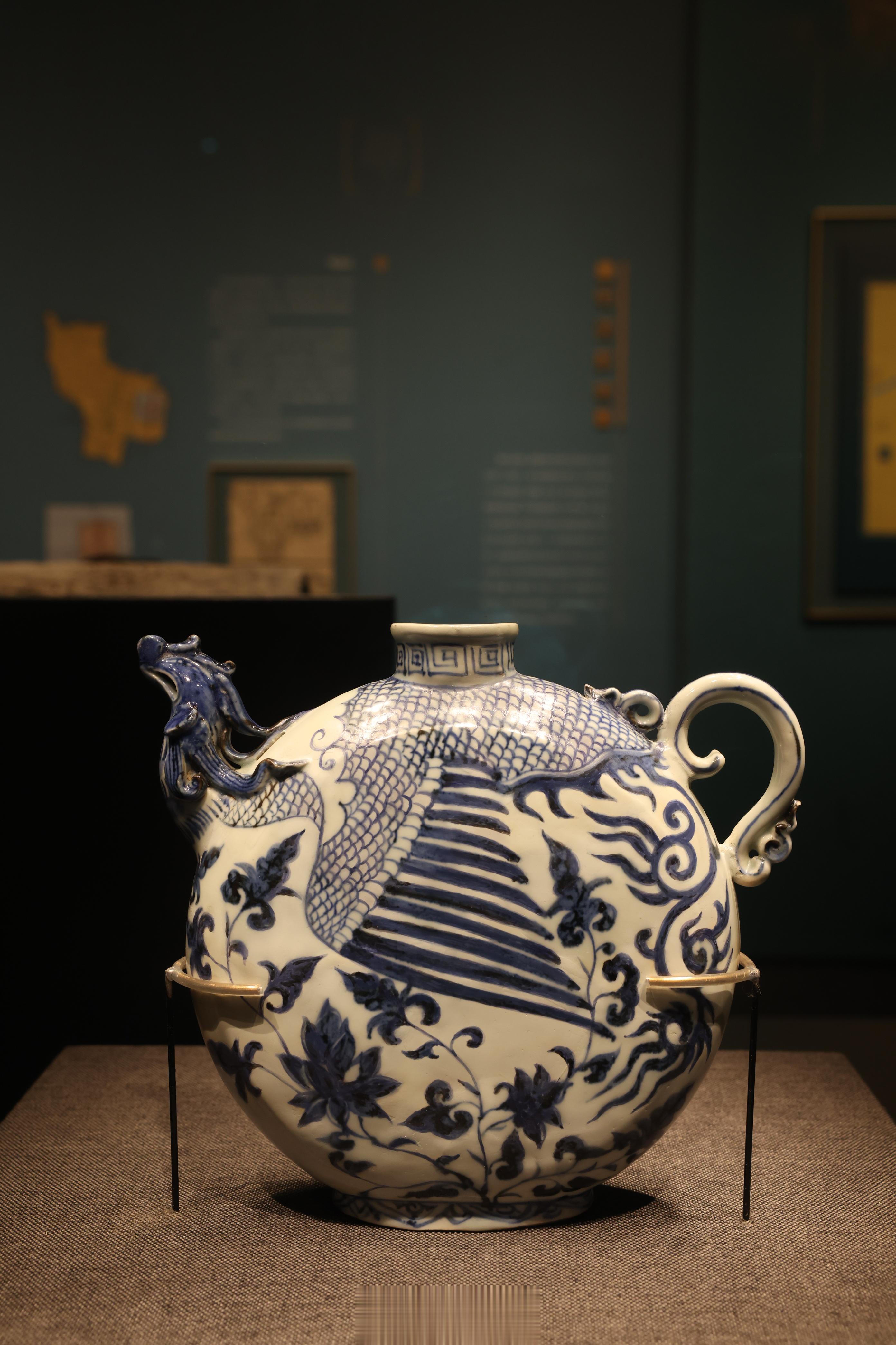 青花凤首扁壶元(1271一1368年)旧鼓楼大街出土首都博物馆藏扁壶出土于旧鼓楼