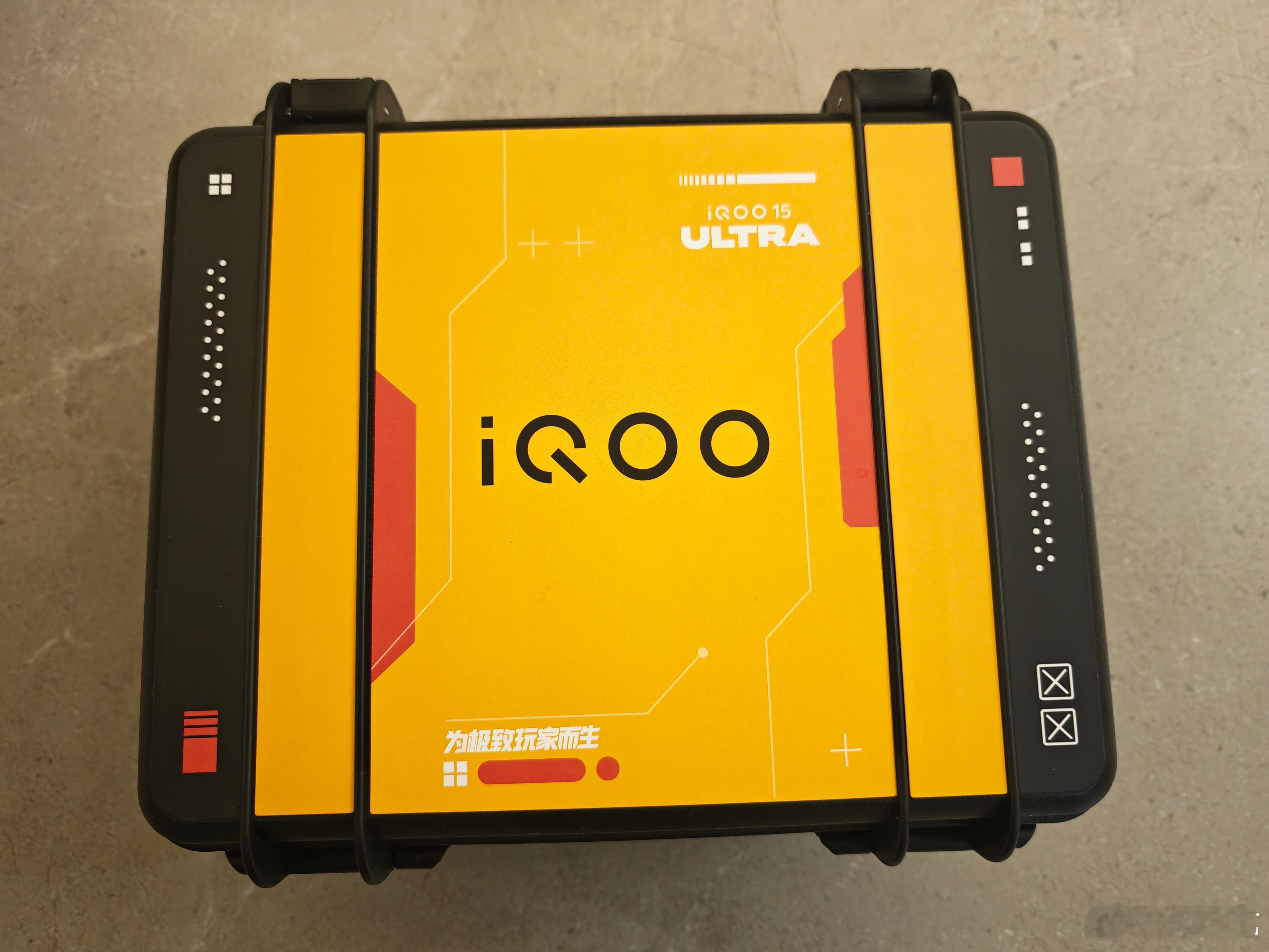 iQOO 15 Ultra 发布会邀请函的“蜂巢纹理”是一大看点，是不是暗示产品