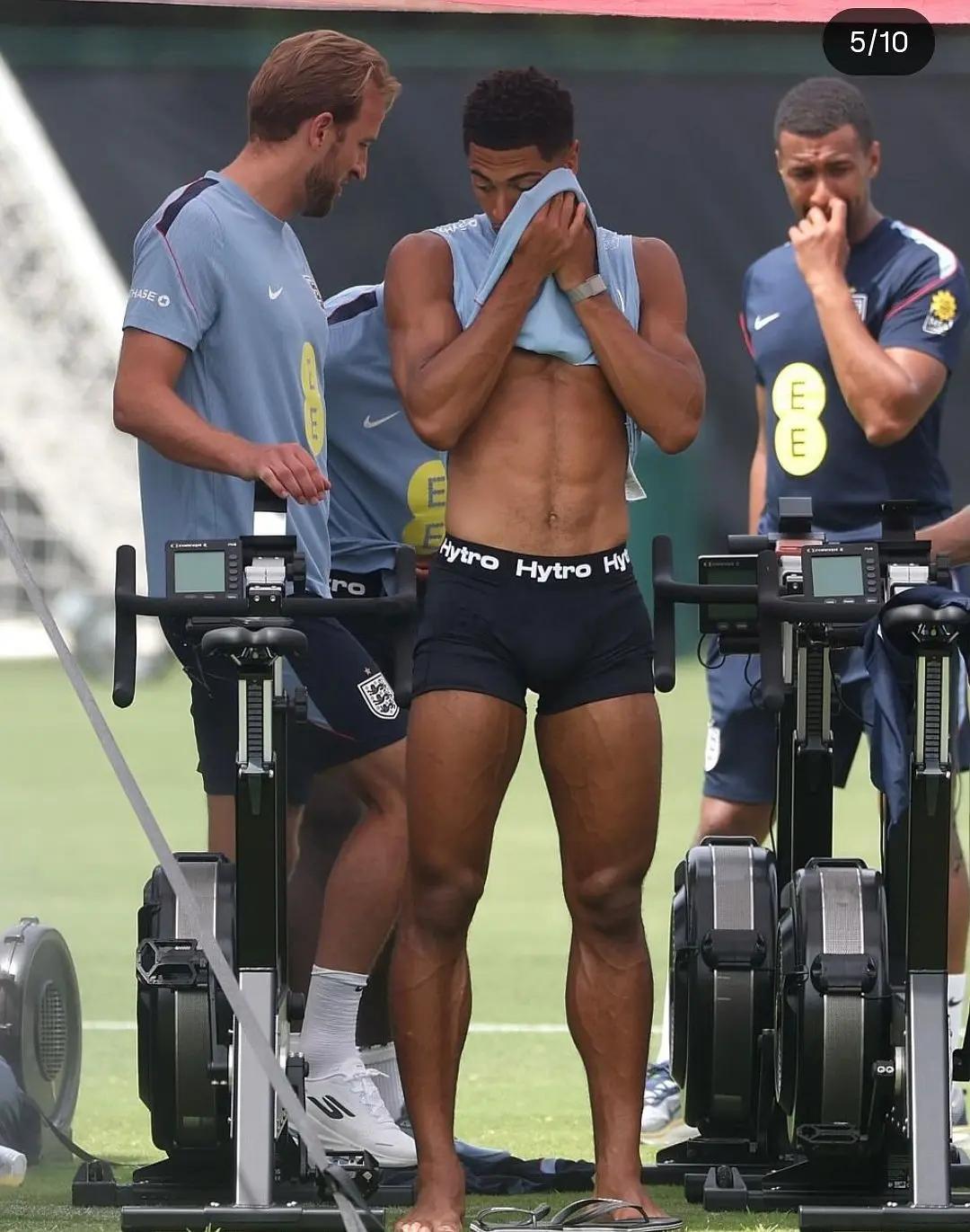 ⚽贝林厄姆身穿内裤训练的照片引发外网网友轰动 