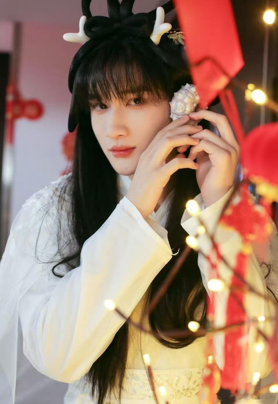横店甜心在女装赛道一骑绝尘 是谁还没看过余宇涵女装造型！粉衣罗裙宛如画中仙，发间