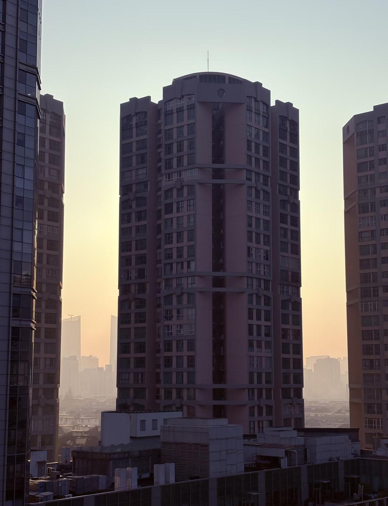 上海今年的空气质量绝了
早上起来像有沙尘暴一样
	
沙尘暴 上海天气