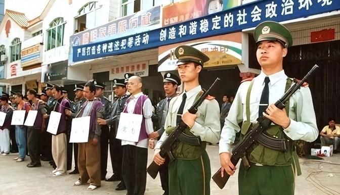 2018年，女黑老大李桂圆被捕，取保候审后借机潜逃，至今下落不明
从三好学生到黑