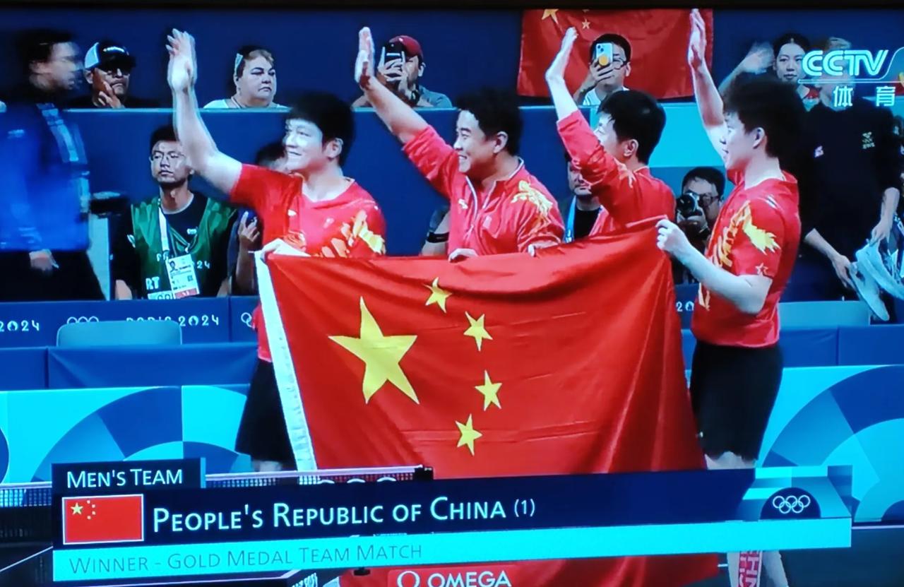 赢了，赢了，巴黎奥运会乒乓球男团3：0有惊无险战胜瑞典队，获得乒乓球男团冠军！
