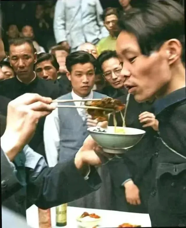 1949年5月，上海，一名即将被处决的革命烈士，正在吃着“断头饭”，周...