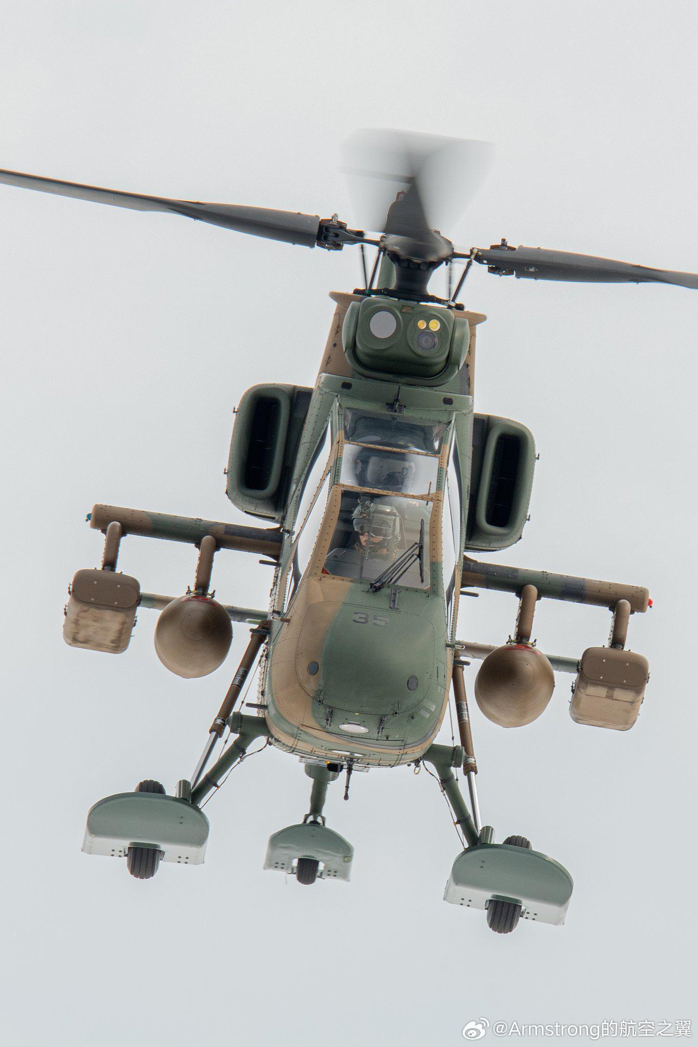 安装大脚板的日本OH-1武装侦察直升机 