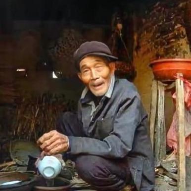 2020年，河北78岁老人被两儿媳妇赶出家门，流落机井房，吃百家饭。没想到，没过
