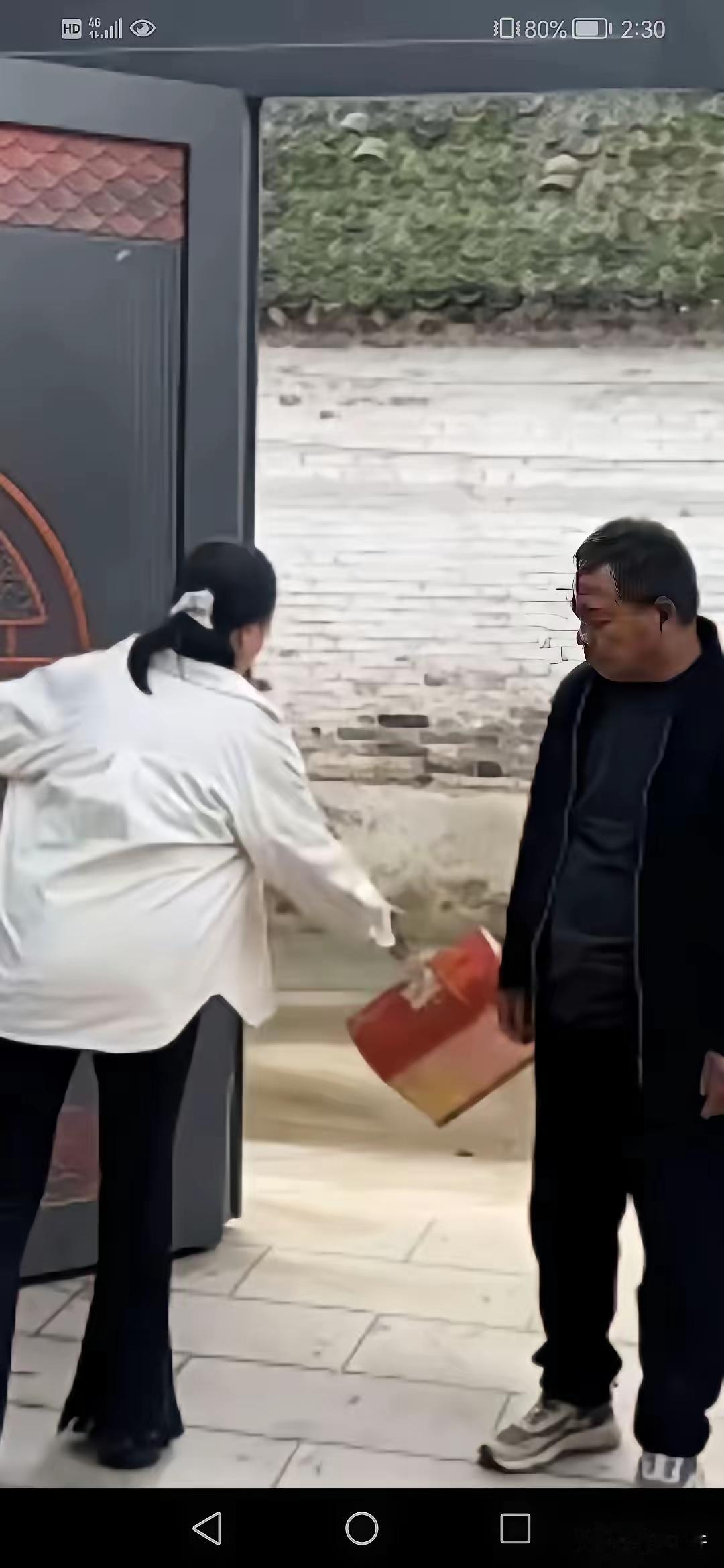 泪酸！父亲房屋改迁，赔了180万，女儿想跟父亲借点，遭到父亲拒绝后怀恨在心，把父