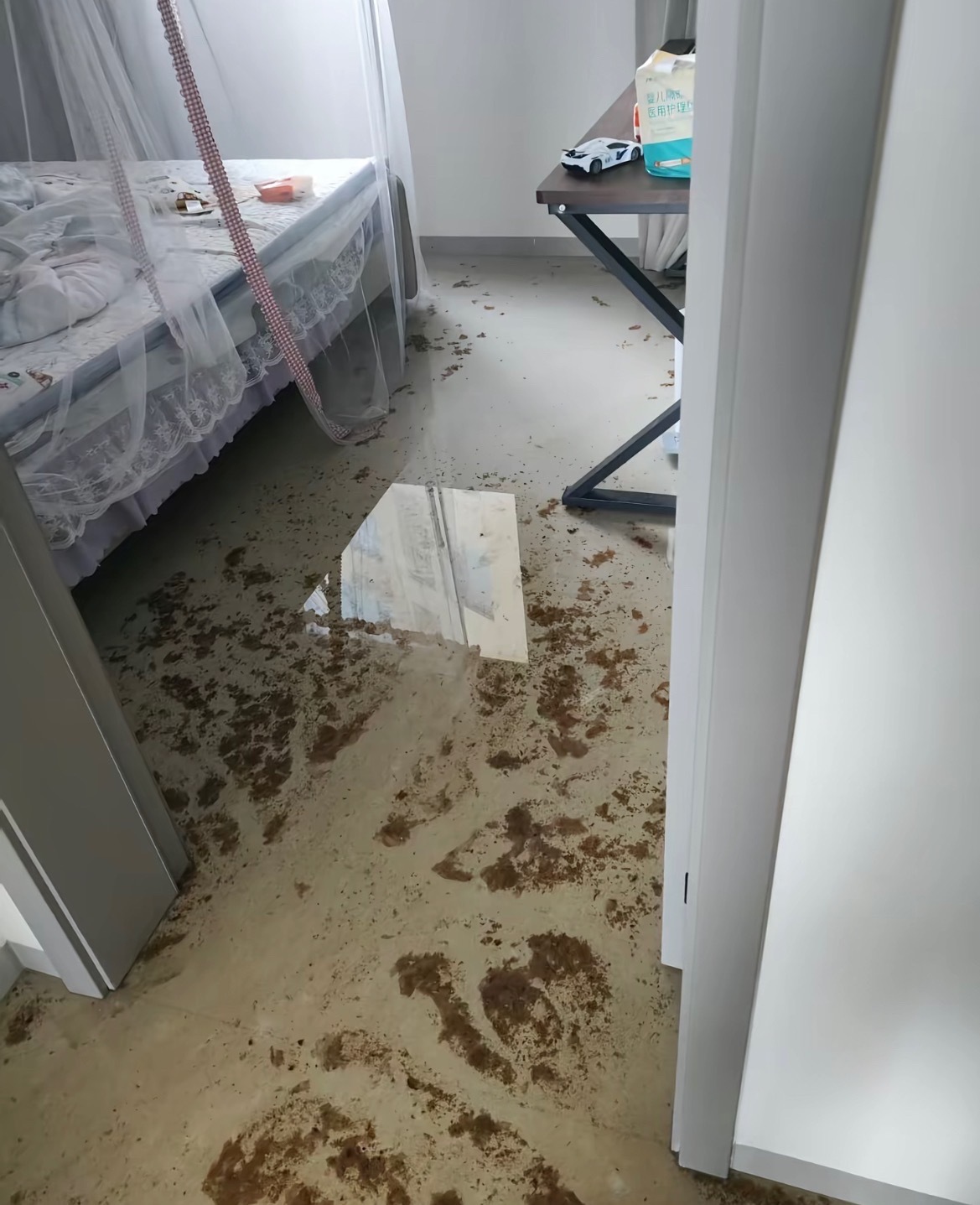 【玉林博白某小区一业主房子被粪水泡】近日，网友爆料称：玉林市博白县某小区一业主卫