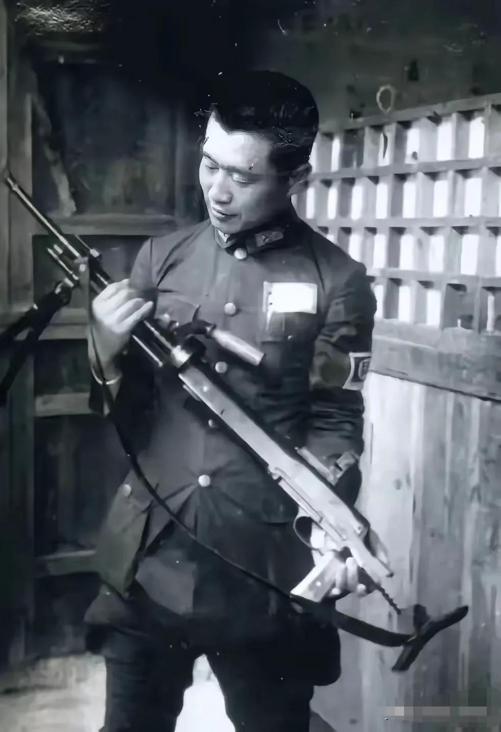 抗战时期，战场上缴获的这件武器，也引起了将军的爱恋，简直爱不释手。