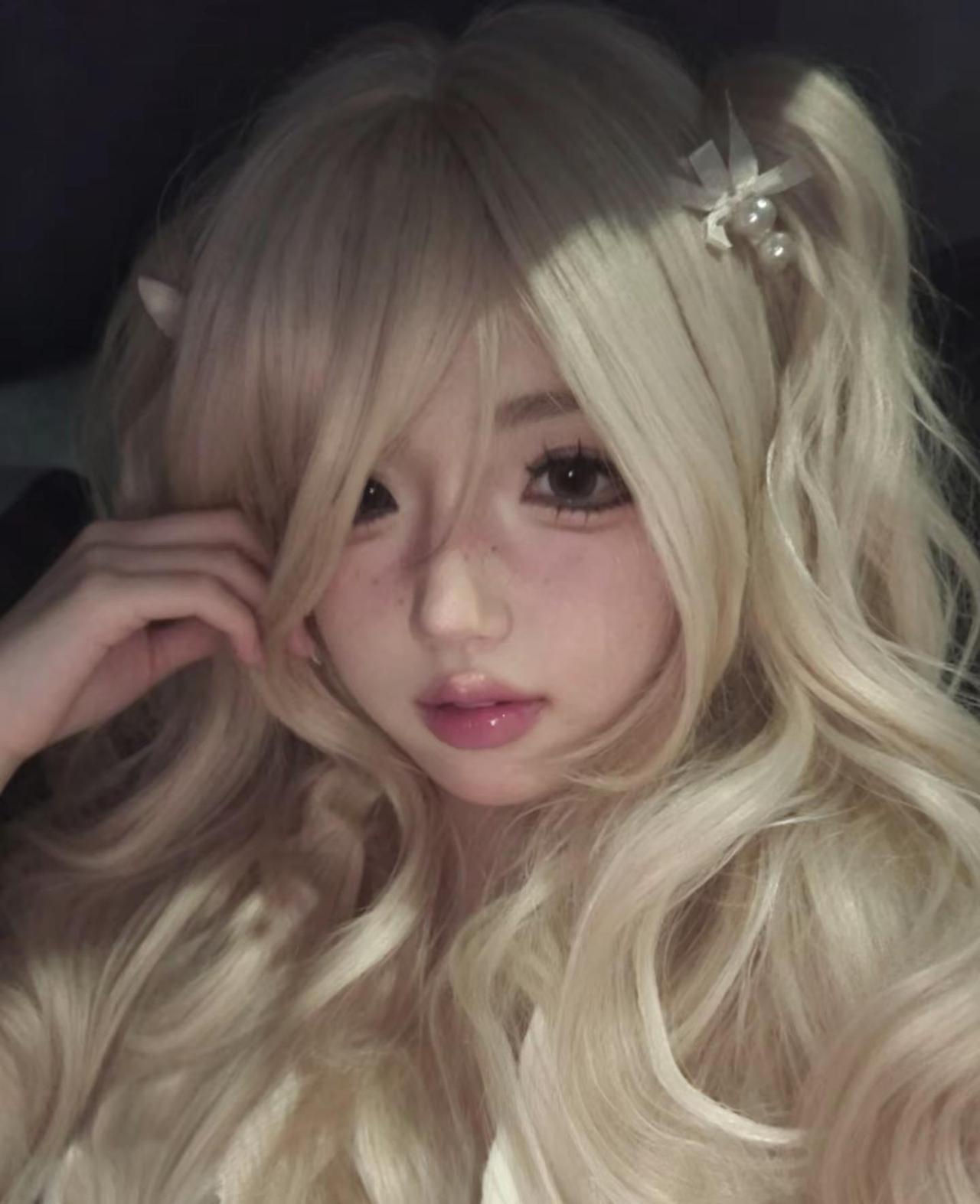 我也没有感觉哪里痛冷萌感发型 金发妆容 doll感妆容 萌妹子